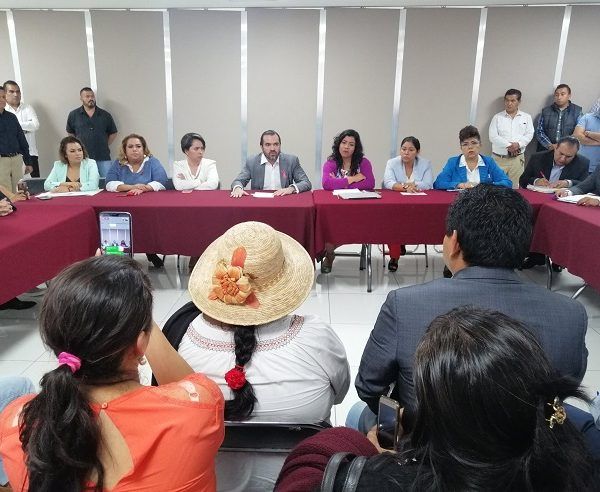 las diputadas del Frente Progresista de Mujeres (FPM), integrado por el PT, PRD, MC y PANAL, y el secretario de Gobierno, Pablo Ojeda Cárdenas, establecieron una mesa de diálogo con los pobladores de Hueyapan para buscar alternativas de solución a sus problemas, que están relacionados con su conformación como municipio indígena y la necesidad de recursos económicos para que pueda operar el Concejo Municipal
