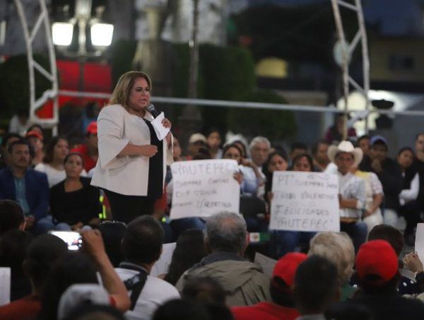 Precisó -ante cientos de seguidores- que el compromiso de la 4T es “no robar, no mentir y no traicionar, como lo hemos hecho de la mano de Andrés Manuel López Obrador, y desde hace 18 años en el partido”