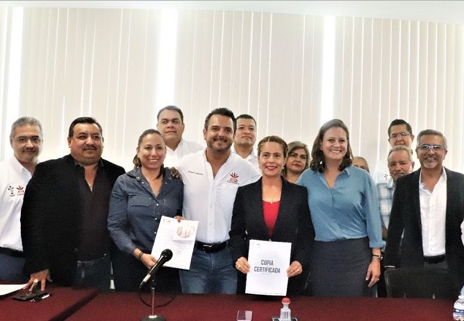Asimismo, el presidente solicitó se proceda a desahogar el trámite de aprobación de la iniciativa de Ley de Ingresos del Municipio de Cuernavaca para el Ejercicio Fiscal 2020; y una vez aprobada, se remita al Ejecutivo del Estado para su Publicación en el Periódico Oficial " Tierra y Libertad"