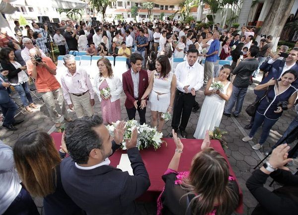 El alcalde Antonio Villalobos felicitó a las parejas que decidieron contraer matrimonio porque esa acción fortalece la estructura de la comunidad y es un acto de amor. “Habrá momentos difíciles, alegrías y tristezas, pero unidos saldrán adelante formando un hogar”, reflexionó