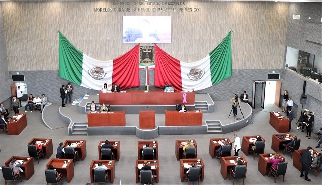 Tania Valentina acusó a los legisladores que se oponen a ella de estar al servicio Ulises Bravo Molina, hermano del gobernador del estado, Cuauhtémoc Blanco Bravo, y al secretario de Gobierno, Pablo Ojeda Cárdenas, de meter las manos en la vida interna del Poder Legislativo, a través de su coordinador de Asesores, Mauricio Robles Cortés, quien participa en reuniones privadas con los legisladores, denunció