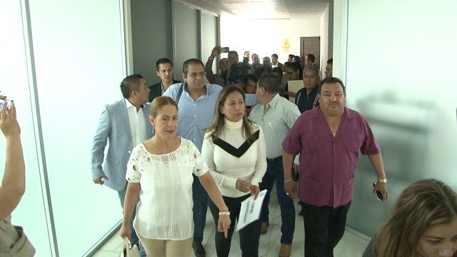 Acompañada del diputado Alfonso de Jesús Sotelo Martínez, presidente de la Mesa Directiva, y de los legisladores Rosalina Mazari Espín, Ariadna Barrera Vázquez, Marco Zapotitla Becerro, José Casas González, Andrés Duque Tinoco y José Luis Galindo Cortez, se acordó que la oficina de la Junta Política y de Gobierno se mantendría bajo resguardo hasta que haya un responsable que le haga entrega de manera oficial de las instalaciones a Alejandra Flores