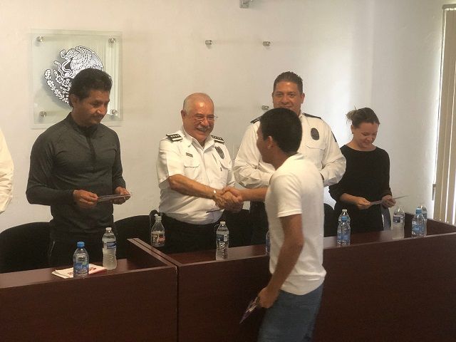 El titular de la CES, Almirante José Antonio Ortiz Guarneros, dio la bienvenida, Isaac Terrazas García, director de Desarrollo del Deporte, quien entregó fotografías de las visitas en las que se les han inculcado valores como trabajo en equipo