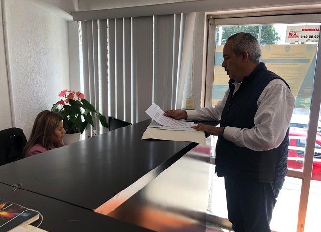 Recordó que en base a lo publicado el día 9 de octubre en el periódico Reforma el gobernador Cuauhtémoc Blanco tiene en la nómina estatal a varios de sus familiares y amigos, con salarios que van de 40 a los 60 mil pesos mensuales