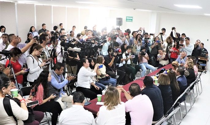 Alejandra Flores aseguró que se dará “especial seguimiento a la solicitud de juicio político presentado en contra de ex funcionarios de la administración estatal y que están relacionados al posible desvío de recursos, que podrían haber causado consecuencias graves en detrimento de la seguridad de los ciudadanos de Morelos, y con la intención de causar una crisis para la democracia al debilitar en pleno año electoral, al Instituto encargado de organizar y vigilar las elecciones”.