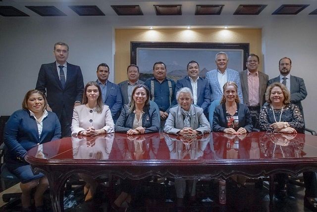 Encabezados por el presidente de la Mesa Directiva, Alfonso de Jesús Sotelo Martínez, también le informaron que el Poder Legislativo de Morelos ha estado definiendo y reforzando iniciativas que fortalezcan el combate a la delincuencia; y su preocupación por la crisis financiera que padece la Universidad Autónoma del Estado de Morelos (UAEM), y pidieron el apoyo de la Federación para atender esta problemática