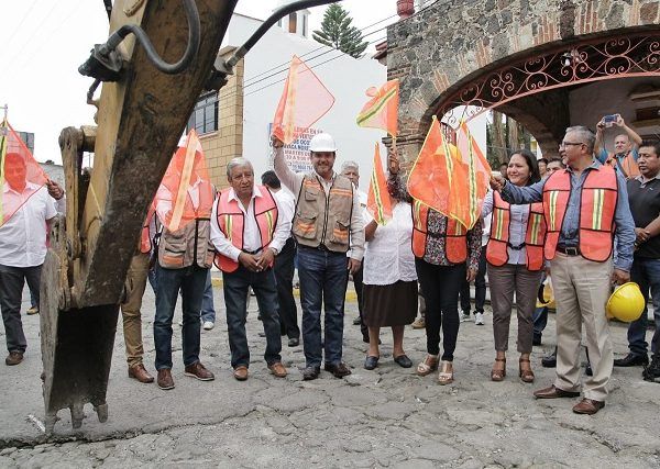 Lo anterior al arranque de obra de construcción de un empedrado de la calle Emiliano Zapata, en el poblado de Ocotepec, con una inversión de más de un millón 569 mil pesos, como parte del programa de embellecimiento de la ciudad y que en particular para los pobladores agilizará la circulación vial de la comunidad