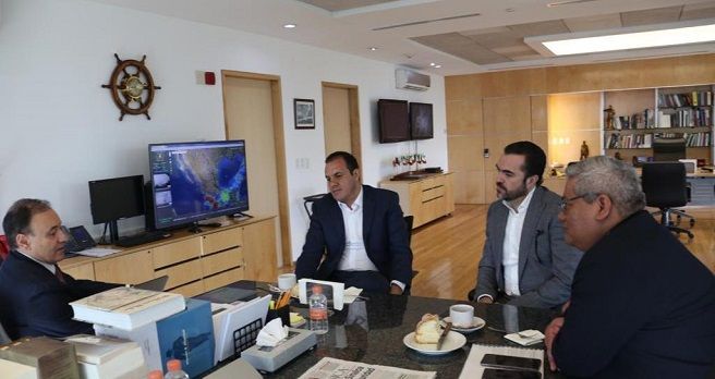 Al sostener una reunión de trabajo, a la asistieron el secretario de Gobierno, Pablo Ojeda Cárdenas, y el capitán Mario Isaac Vargas Santomé, secretario particular del comisionado estatal de Seguridad, José Antonio Ortiz Guarneros, el mandatario morelense y el secretario de Seguridad federal analizaron las acciones operativas desplegadas en la entidad morelense, para combatir a la delincuencia