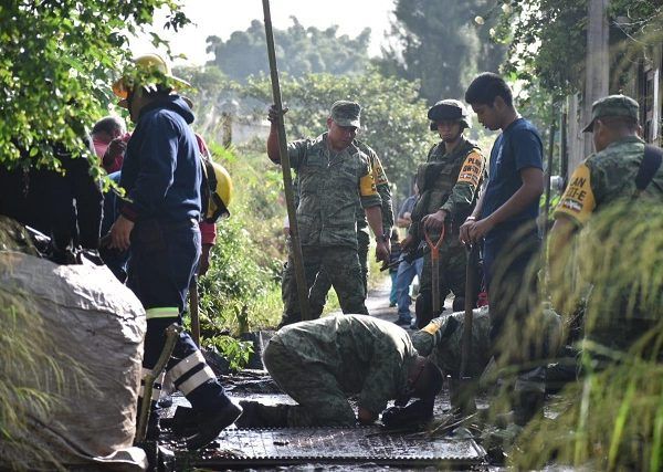 Francisco Javier Barona Téllez, director general de Protección Civil, informó que personal de las áreas que integran el Comité de Contingencias de Jiutepec, participan con la limpieza de calles y tinacos, tareas a cargo del Sistema de Conservación, Agua Potable y Saneamiento de Agua de Jiutepec (SCAPSJ), así como la aplicación de cal y nebulizaciones para combatir larvas de mosco