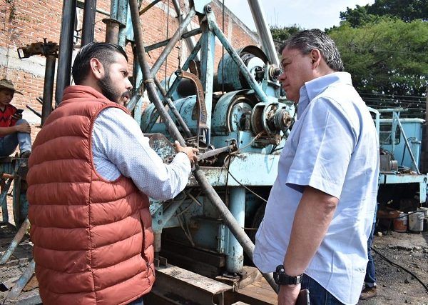 Durante el recorrido, Miguel Eduardo Barrios Lozano, director general del Sistema de Conservación, Agua Potable y Saneamiento de Agua de Jiutepec (SCAPSJ) explicó que el pozo tendrá una profundidad de 200 metros y a la fecha se han perforado 40 metros, es decir 20%, y esta obra se tiene proyectada concluirla en el mes de diciembre del presente año para iniciar el aforo correspondiente