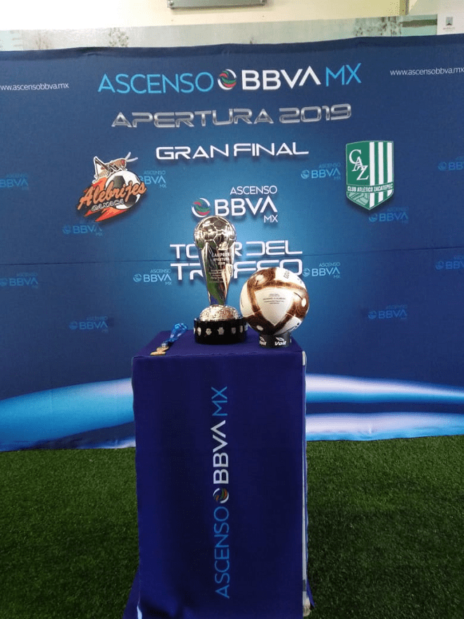 Olivia Ramírez Lamadrid, presidenta de Zacatepec, no perdió la oportunidad para la foto del recuerdo con este trofeo