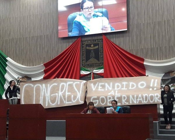 reiteró que la mayoría calificada al interior del Congreso de Morelos es de 14 diputados y no 13, como fue aprobado esta noche por legisladores de MORENA, PES, PRI, PAN, Movimiento Ciudadano y Humanista y la oposición de las legisladoras del Frente Progresista de Mujeres (FPM); y advirtió que esta decisión, que viola la Constitución de Morelos, traerá graves consecuencias políticas, jurídicas, económicas y sociales al estado
