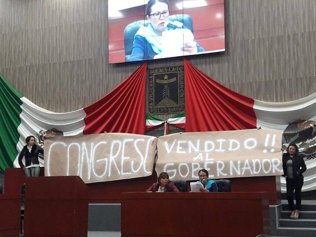 reiteró que la mayoría calificada al interior del Congreso de Morelos es de 14 diputados y no 13, como fue aprobado esta noche por legisladores de MORENA, PES, PRI, PAN, Movimiento Ciudadano y Humanista y la oposición de las legisladoras del Frente Progresista de Mujeres (FPM); y advirtió que esta decisión, que viola la Constitución de Morelos, traerá graves consecuencias políticas, jurídicas, económicas y sociales al estado