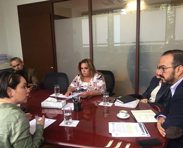 En una reunión de trabajo con Emilio Buendía, jefe de la oficina de la presidencia del INE y Ezequiel Bonilla, director de remoción de violencia política contra las mujeres, la coordinadora del grupo parlamentario del PT, Tania Valentina Rodríguez, recordó que el Frente Progresistas de Mujeres también le han sido violados sus derechos laborales al recortarles prerrogativas