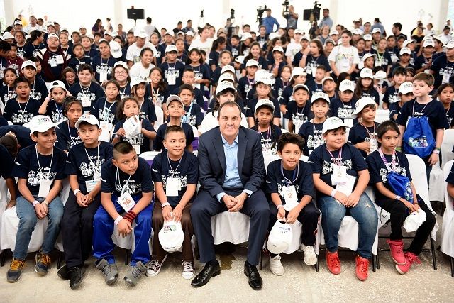 invitó a los niños y niñas a intercambiar ideas e inquietudes en torno al cuidado del medio ambiente y lograr propuestas conjuntas; por su parte, reiteró su compromiso para seguir muy de cerca las iniciativas que emanen de dicha Cumbre