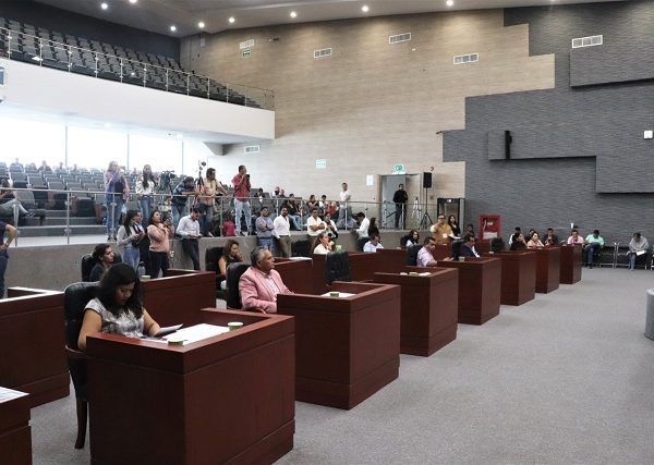 diputadas del Frente Progresista de Mujeres, tras cuestionar el procedimiento, lamentaron que los recursos para el pago de pensiones provenga del gasto a inversión en Educación, Desarrollo Económico y Turismo, cuando había otras áreas no prioritarias a las que se les podía reducir el gasto