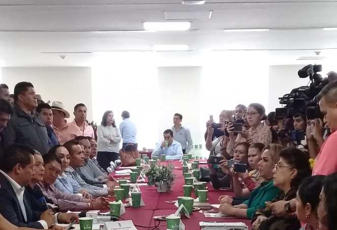 elevar del 20 al 25 por ciento recursos para los municipios provenientes del Fondo General de Participaciones, lo que implicaría casi 426 millones de pesos adicionales, para que los ayuntamientos atiendan las necesidades prioritarias de la población en materia de obra y servicios públicos