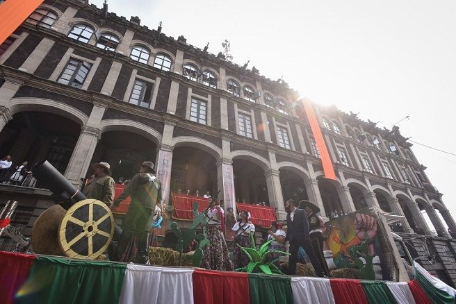 El desfile se desplazó a lo largo de las calles Mariano Matamoros y Galeana hasta Cuauhtemotzin, donde cientos de personas de todas las edades asistieron para ser parte de la conmemoración de esta importante fecha en la historia de México