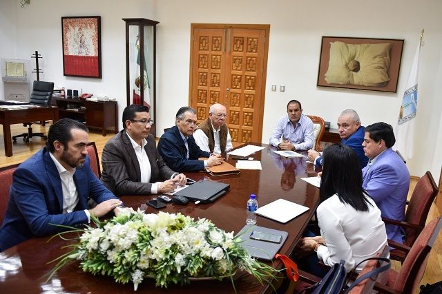 El gobernador Cuauhtémoc Blanco Bravo y Carlos Alfonso Morán Moguel, subsecretario de Transporte de la SCT, revisaron el proyecto que permitirá a la terminal aérea estar en condiciones óptimas y ser más atractiva para las aerolíneas comerciales