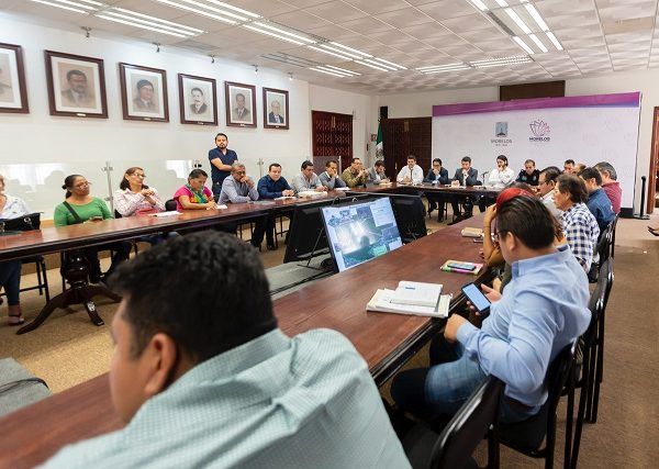 Así lo expresaron el encargado de despacho de la Subsecretaría de Gobierno, Mauricio Termignoni Apodaca, y el coordinador de Asesores, Mauricio Robles Cortés, al sostener una reunión de trabajo con los comuneros, autoridades federales y municipales, que dijeron que presentarán las denuncias correspondientes y actuarán de manera legal y transparente, en caso de ser necesario