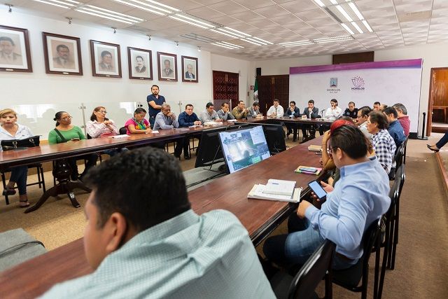Así lo expresaron el encargado de despacho de la Subsecretaría de Gobierno, Mauricio Termignoni Apodaca, y el coordinador de Asesores, Mauricio Robles Cortés, al sostener una reunión de trabajo con los comuneros, autoridades federales y municipales, que dijeron que presentarán las denuncias correspondientes y actuarán de manera legal y transparente, en caso de ser necesario