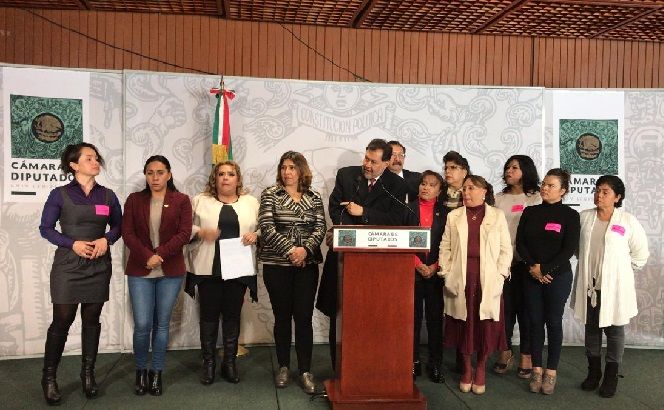 El coordinador de los diputados del PT, Reginaldo Sandoval, pidió al gobernador Cuauhtémoc Blanco Bravo “ponerse las pilas y reflexionar que su proceder es equivocado, fuera de la Constitución y la ley; las siete diputadas que han sufrido amenazas y persecución no están solas, tiene el apoyo de la Cámara de Diputados y vamos hacer que el Ejecutivo tome cartas en el asunto de lo que pasa en el estado”