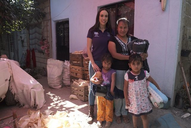 Natália Rezende visitó diferentes comunidades para llevar estos donativos a los hogares de las personas que más lo necesitan. “Hoy venimos a este municipio para seguir con las entregas de cobertores y ropa invernal, y con ello, apoyar a quienes más lo necesitan durante esta temporada; sabemos que las temperaturas continúan descendiendo y estamos acudiendo a sus hogares para distribuirlos”, indicó