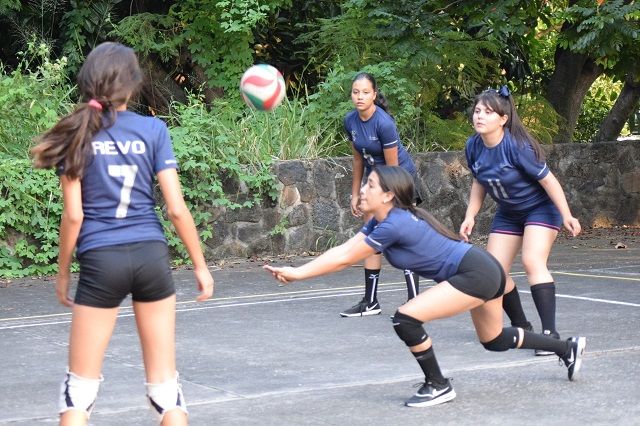 En esta semana nueva de hostilidades entran en acción las divisiones de Preparatoria lo que augura muchas emociones en los tres escenarios que se han destinado para esta jornada, en la que los equipos de nueva cuenta se meten de lleno frente a la red n busca de las victorias y seguir sumando puntos para su causa y llegar a la fiesta final del título que está en juego en esta edición