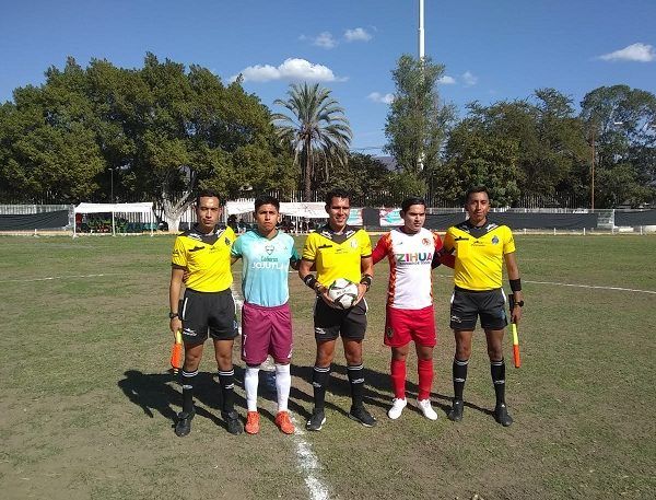En un inicio el juego se trabó en media cancha, los dos equipos se estaban nulificando en sus avances, pero trascurriendo los minutos los anfitriones fueron imponiendo su condición de local