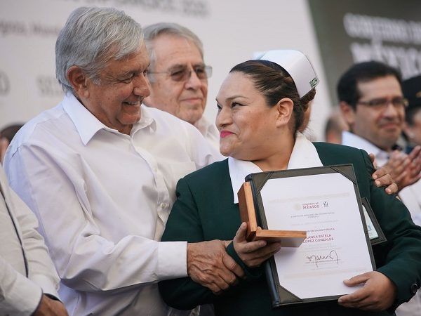 En la celebración del Día de las Enfermeras y los Enfermeros el jefe del Ejecutivo, realizado n el Centro Vacacional de Oaxtepec del IMSS, refrendó su propósito de rescatar y enaltecer el sector salud para cumplir el mandato de la Constitución