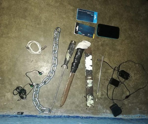 Con el fin de establecer acciones que permitan estabilidad en los centros de reclusión en el estado, elementos de Custodia Penitenciaria de la Coordinación Estatal del Sistema Penitenciario, dependiente de la Comisión Estatal de Seguridad Pública (CES), realizaron un operativo de revisión en el Centro de Reinserción Social Morelos, en donde decomisaron aparatos de telefonía y elementos punzocortantes