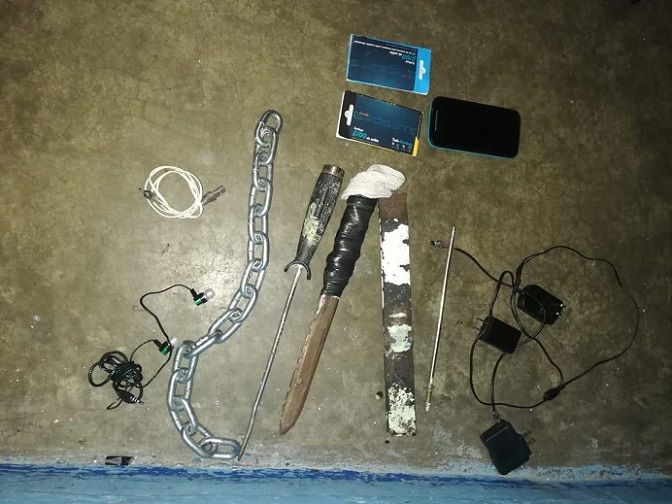 Con el fin de establecer acciones que permitan estabilidad en los centros de reclusión en el estado, elementos de Custodia Penitenciaria de la Coordinación Estatal del Sistema Penitenciario, dependiente de la Comisión Estatal de Seguridad Pública (CES), realizaron un operativo de revisión en el Centro de Reinserción Social Morelos, en donde decomisaron aparatos de telefonía y elementos punzocortantes