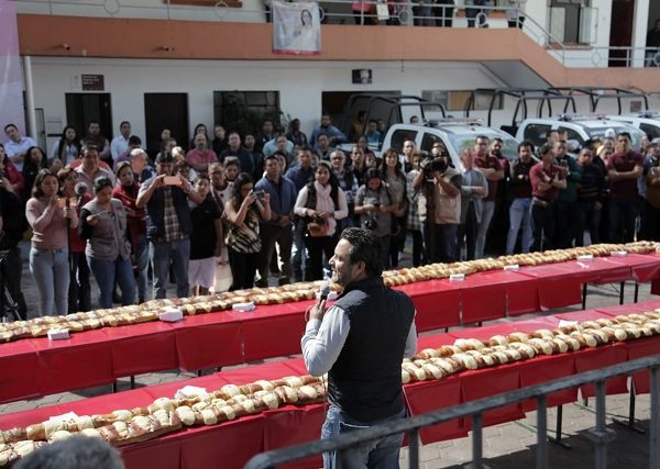 Agregó que el servicio público tiene una labor diaria, pero con rumbo, por lo que el presidente municipal necesita respuestas y apoyo para difundir entre la gente hacia dónde va Cuernavaca este año. “Para que el día de mañana nadie venga a engañarnos diciendo que la ciudad necesita un crédito y eso no sea cierto”