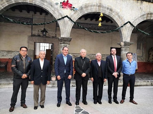 El gobernador Cuauhtémoc Blanco Bravo y el obispo de Cuernavaca, Monseñor Ramón Castro Castro, acordaron mantener diálogo y comunicación que permita atender las causas que generan la inseguridad y combatir las conductas delictivas que aquejan a la sociedad, así como impulsar la cultura de la denuncia
