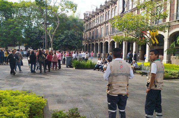 Enrique Clement Gallardo, titular de la CEPCM, mencionó que el Ejecutivo estatal trabajo con instituciones de los tres órdenes de Gobierno, el sector privado y la población en general, con el fin de que se sumaran a participar en este macrosimulacro organizado por la Coordinación Nacional de Protección Civil (CNPC).