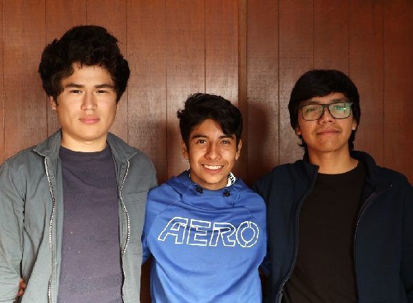 Precisó que los estudiantes son Miguel Oberón Ortiz Ortiz, José Leonardo Díaz Neri y Sebastián García Laredo, quienes fueron seleccionados por las destrezas y competencias en programación, electrónica y edición multimedia, certamen convocado por el Campus Bonaterra de la Universidad Panamericana (UP)