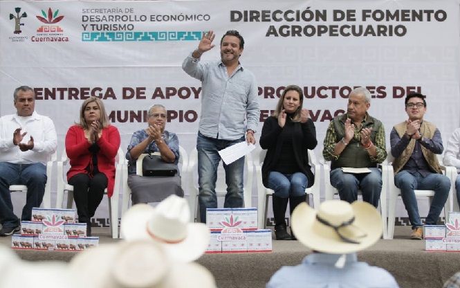 al entregar apoyos a 62 ganaderos de Cuernavaca, en el poblado de Santa María Ahuacatitlán, con una inversión de 340 mil pesos y con un monto global de 1.8 mdp, para los productores de distintas ramas productivas de todo el municipio