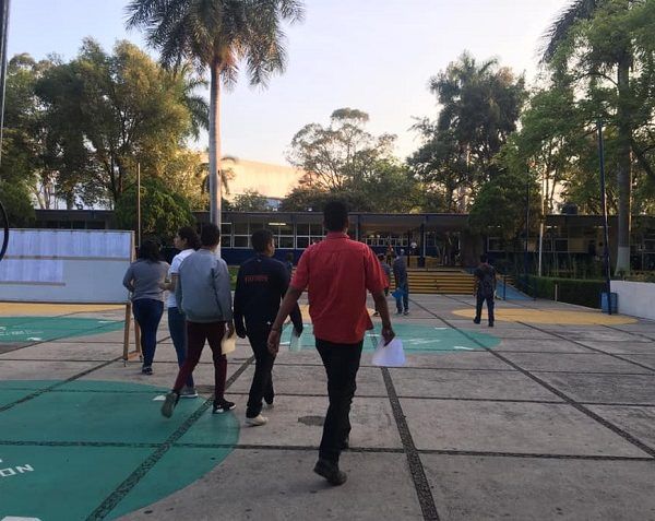 De lo anterior, los trabajadores administrativos inconformes (que pidieron el anonimato para evitar represalias), culpan al director del plantel Víctor Cordero Cozatl, toda vez que a éste le correspondía hacer los “corrimientos” o ascensos de nivel por escalafón, de quienes por sus años de servicio tendrían derecho a acceder dicho beneficio; sin embargo, las asignaciones se hicieron en favor de personas de reciente ingreso