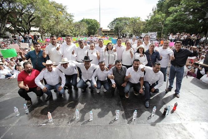 Acompañados por síndicos, regidores, funcionarios municipales y seguidores de sus localidades, los presidentes explicaron que las iniciativas de Ley de Ingresos, que cada municipio remitió al Congreso y que este no aprobó, no contempla ningún aumento a los impuestos