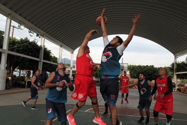 Una vez más las instalaciones de las Palomas lucieron a tope para presenciar estos dos compromisos que definieron a los finalistas que buscarán la corona el próximo sábado en la que las quintetas de Gallos y Tauro se ganaron a pulso sus respectivos pases, dejando en el camino a las representaciones de Bridgestone y C.D.C., que vendieron cara la derrota en esta confrontación