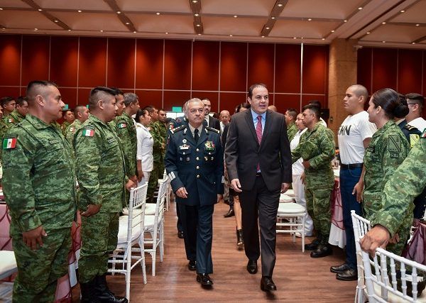 La ceremonia cívica-cultural se realizó en el Centro de Convenciones Morelos, situado en Xochitepec, donde el jefe del Ejecutivo expresó su reconocimiento a hombres y mujeres de las fuerzas armadas que trabajan día con día para garantizar la seguridad y la soberanía nacional
