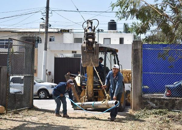Reunido con habitantes del centro de población, Miguel Eduardo Barrios Lozano, director general del SCAPSJ, compartió que para dar cumplimiento a la indicación del alcalde Rafael Reyes Reyes, respecto a ofrecer un servicio público de calidad en materia de agua potable, es que se han llevado a cabo trabajos similares en cuando menos 14 fuentes de abastecimiento de la demarcación
