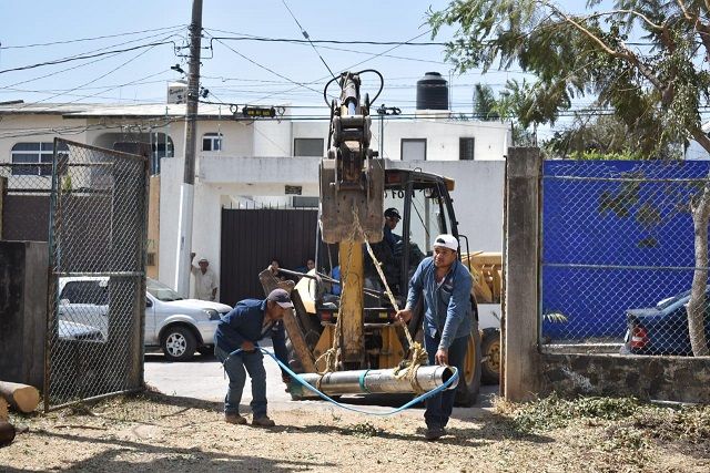 Reunido con habitantes del centro de población, Miguel Eduardo Barrios Lozano, director general del SCAPSJ, compartió que para dar cumplimiento a la indicación del alcalde Rafael Reyes Reyes, respecto a ofrecer un servicio público de calidad en materia de agua potable, es que se han llevado a cabo trabajos similares en cuando menos 14 fuentes de abastecimiento de la demarcación