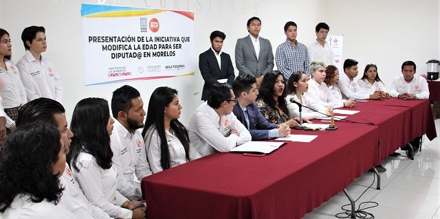 Lo anterior, luego de que este día recibió de la Red Mundial de Jóvenes Políticos la iniciativa que busca reformar el apartado cuarto del artículo 25 de la Constitución Local, para establecer la edad mínima citada y corregir ese requerimiento actual con el argumento de que se contrapone a la Constitución Federal en su artículo 34, que otorga la calidad de ciudadano a partir de los 18 años y con ello la posibilidad de votar y ser votado