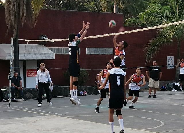 Torneo estudiantil en el que los sextetos participantes le están poniendo muchas ganas frente a la red para alcanzar el objetivo de llevarse los máximos honores en sus respectivas categorías