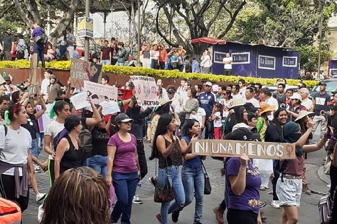 Las mujeres iniciaron su marcha en la Glorieta de Tlaltenango hacia la Plaza de Armas de Cuernavaca y durante su recorrido lanzaron diversas consignas, pero las sentidas fueron por aquellas perdieron la vida por el simple hecho de ser mujer o permanecen desaparecidas, sin que hasta el momento las autoridades logren su localización