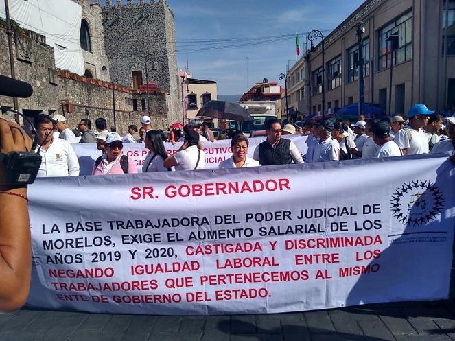 Encabezados por Leticia Castro Balcazar, los sindicalizados expusieron la necesidad de mejorar sus ingresos entre un 10 y 15 por ciento, pues el rezago salarial que viven más de 400 empleados impacta directamente en sus familias. Cuestionaron la indiferencia del actual Jefe del Ejecutivo ante sus reclamos