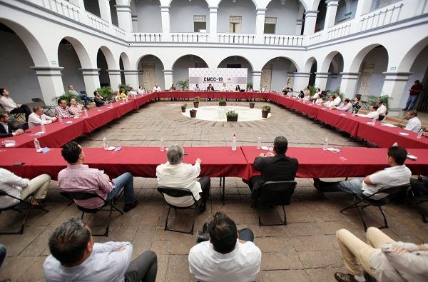 estableció horarios de funcionamiento esenciales para la población y las actividades económicas. Por ejemplo: Podrán operar las 24 horas agencias de inhumación (funerarias), expendios de gas y gasolina, farmacias, clínicas, sanatorios, consultorios médicos, hospitales, hoteles y tiendas de autoservicio, pero éstas últimas no podrán vender bebidas alcohólicas de las 23:00 a las 07:00 horas