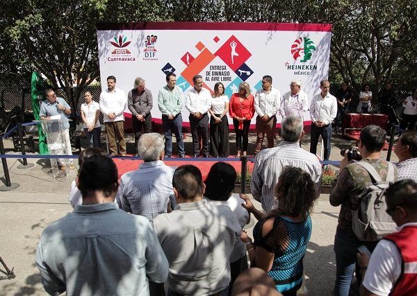 Con el objetivo de fomentar una vida saludable para los morelenses y fortalecer sus lazos familiares y comunitarios, el Ayuntamiento y DIF de Cuernavaca, junto con la empresa Cuauhtémoc-Moctezuma, inauguraron un circuito con 3 gimnasios al aire libre en esta capital, cuya inversión aproximada fue de 1 millón 500 mil pesos