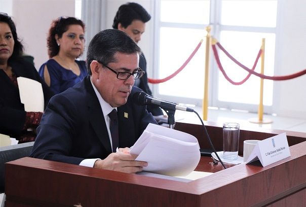 durante la comparecencia del funcionario ante el Congreso local le exigieron claridad en los mecanismos que utiliza para priorizar la distribución de los recursos y obras en los municipios, no sólo para Cuernavaca, y transparencia en la asignación de contratos, a fin de que constructoras morelenses puedan acceder a la realización de obra pública estatal